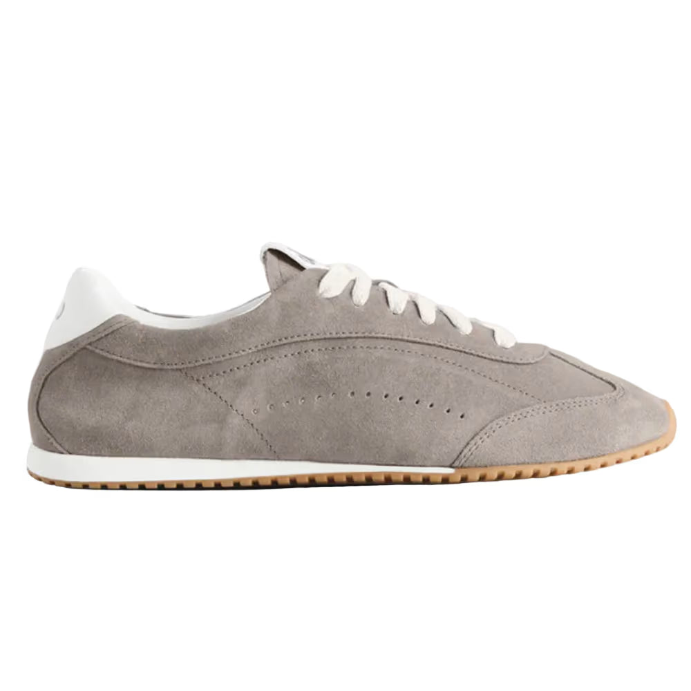 Tênis casual cinza de camurça com sola clara e cadarço branco, estilo moderno masculino