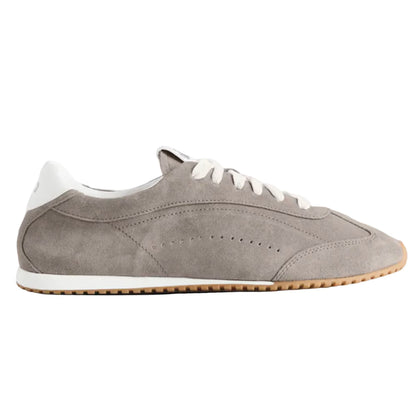 Tênis casual cinza de camurça com sola clara e cadarço branco, estilo moderno masculino