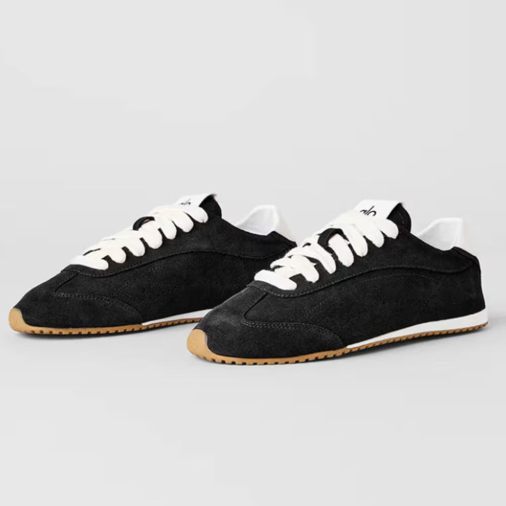 Tênis preto Alo Yoga Sunset masculino, sola de borracha e cadarço branco, vista lateral.