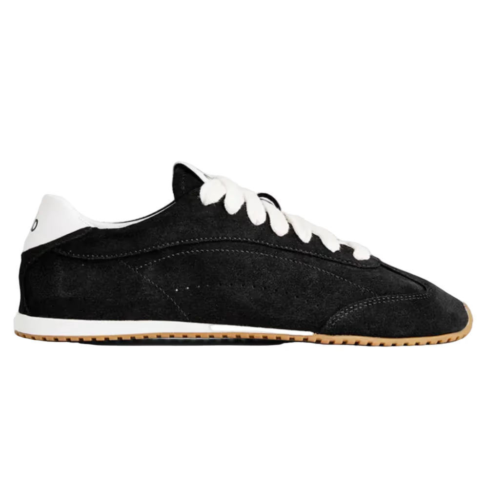 Tênis preto de camurça sola clara com cadarço branco, estilo casual esportivo