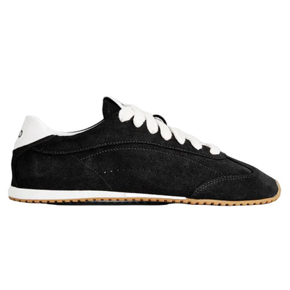 Tênis preto de camurça sola clara com cadarço branco, estilo casual esportivo