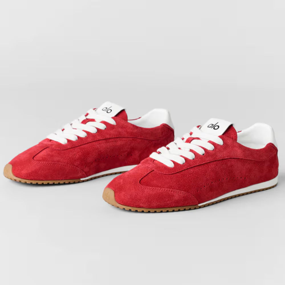 Tênis casual vermelho de camurça com sola de borracha e cadarço branco, estilo moderno.