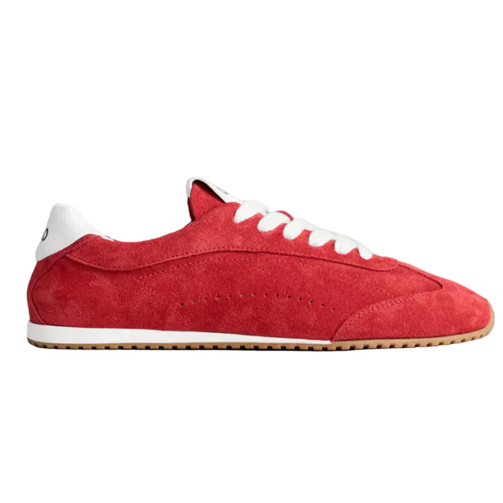 Tênis casual vermelho de camurça com cadarço branco e sola de borracha, estilo moderno