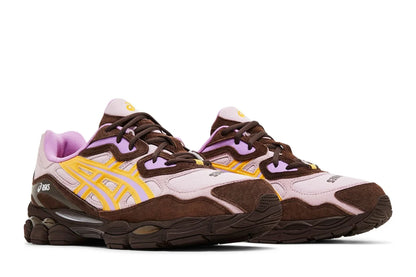 Tênis casual rosa com detalhes marrom, amarelo e lilás, solado robusto, design moderno.
