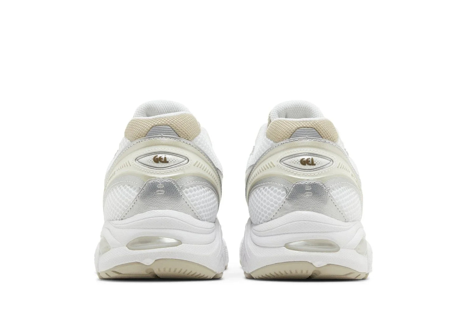 Tênis branco com detalhes bege e prata, sola robusta, vistos por trás, estilo esportivo moderno.