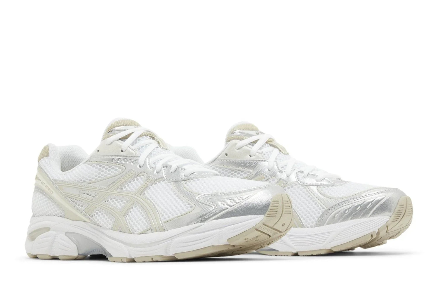 Tênis esportivo branco e bege, com detalhes em prata, cabedal de mesh e sola robusta.