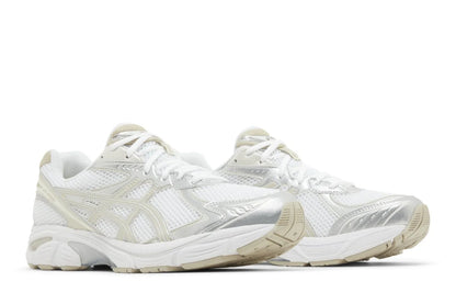 Tênis esportivo branco e bege, com detalhes em prata, cabedal de mesh e sola robusta.