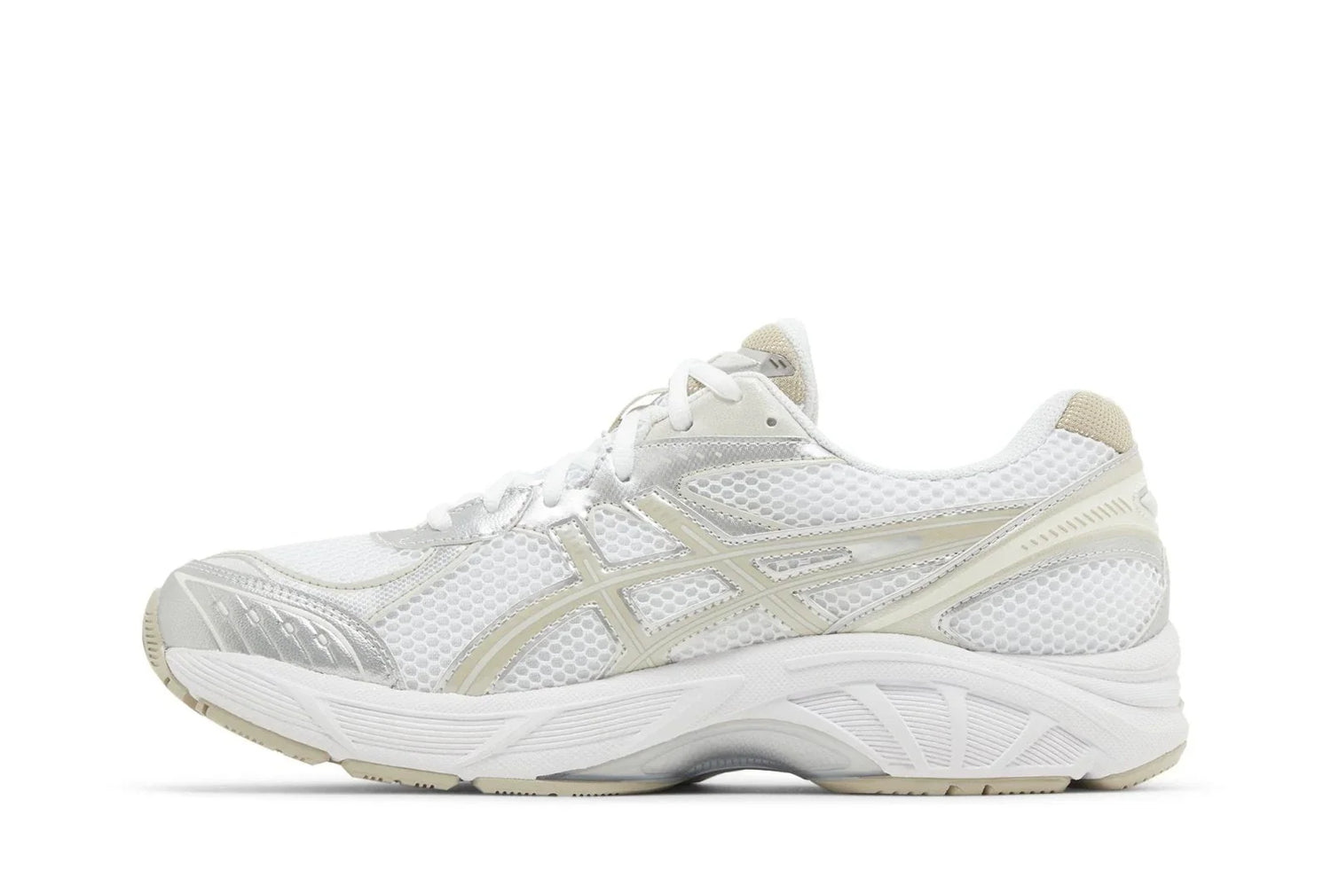 Tênis branco esportivo com detalhes bege, visual moderno e solado robusto, fundo branco.