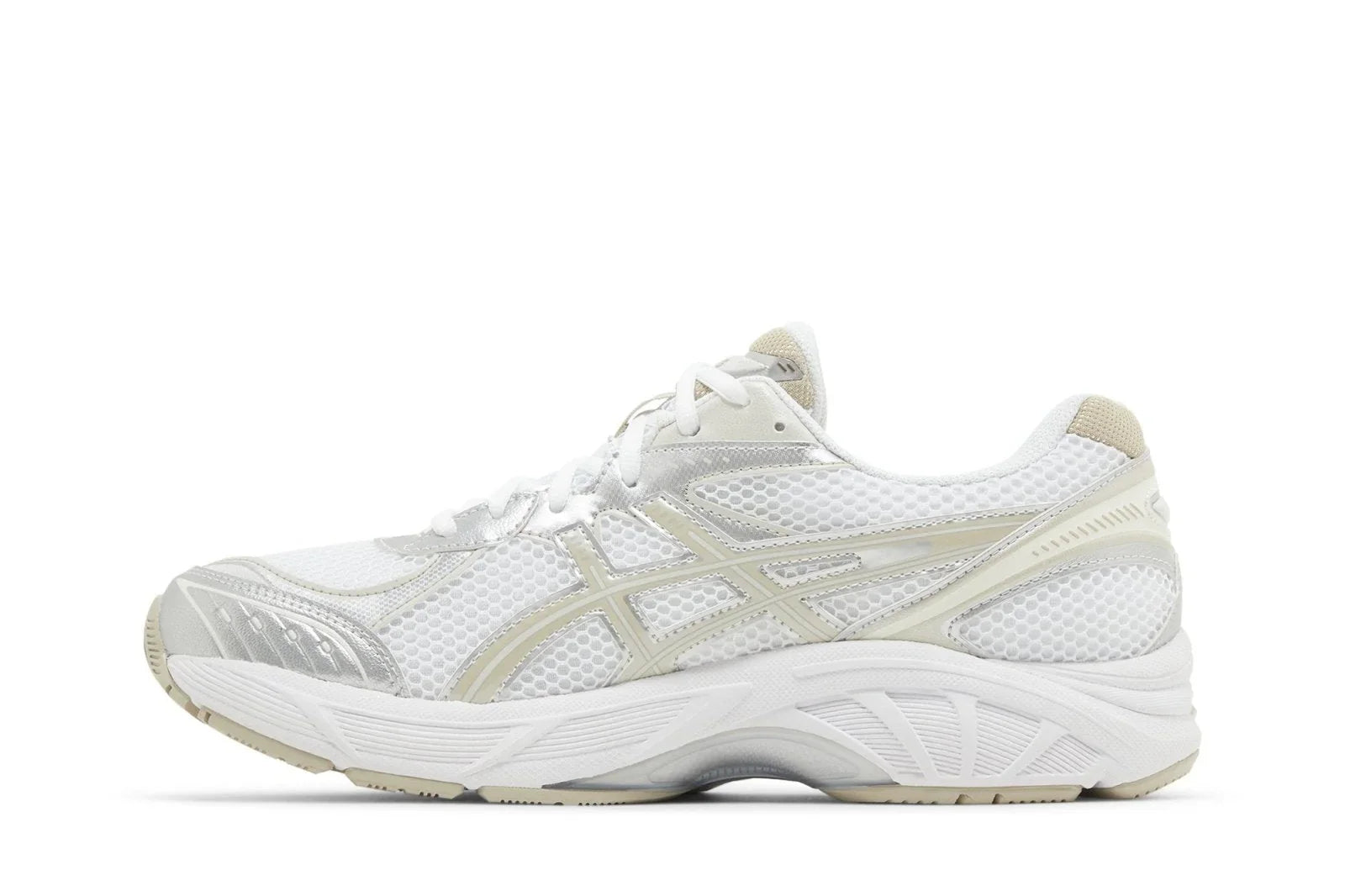 Tênis branco esportivo com detalhes bege, visual moderno e solado robusto, fundo branco.