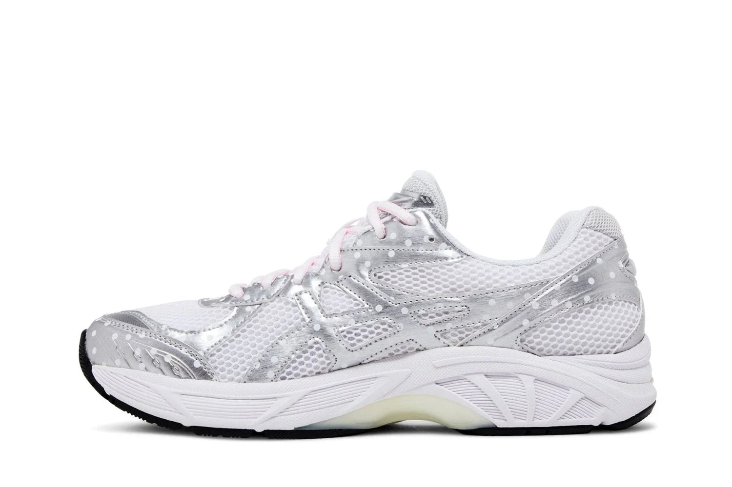 Tênis esportivo branco com detalhes prateados, design de mesh e sola robusta, em fundo branco.