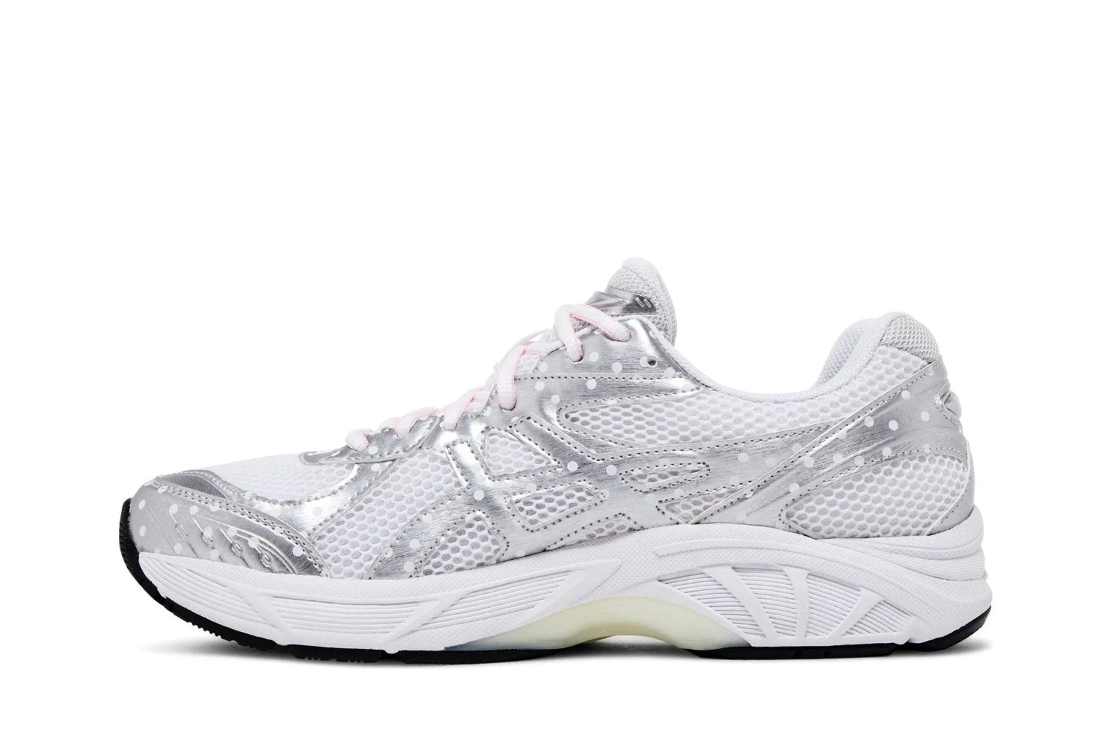 Tênis esportivo branco com detalhes prateados, design de mesh e sola robusta, em fundo branco.