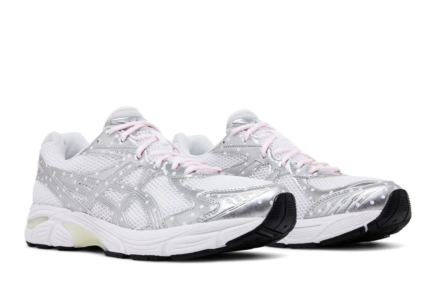 Tênis branco e prata estilo retrô, detalhes em mesh, solado robusto e cadarço rosa claro.