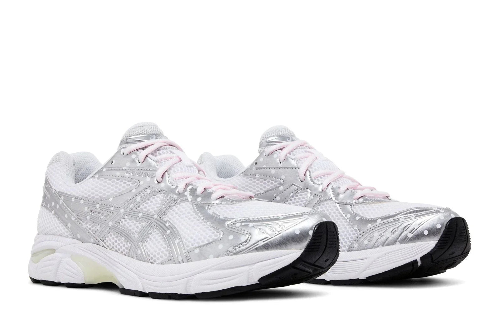 Tênis branco e prata estilo retrô, detalhes em mesh, solado robusto e cadarço rosa claro.
