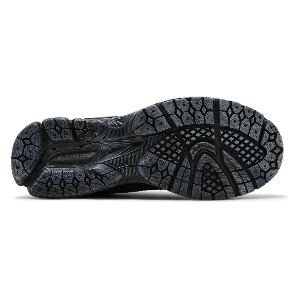 Tênis New Balance 2002R Protection Pack Phantom Preto - solado