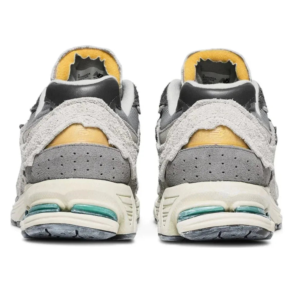 Tênis New Balance 2002R Protection Pack Rain Cloud Cinza - par traseira