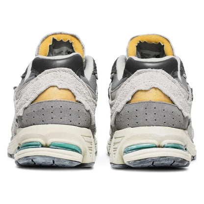 Tênis New Balance 2002R Protection Pack Rain Cloud Cinza - par traseira