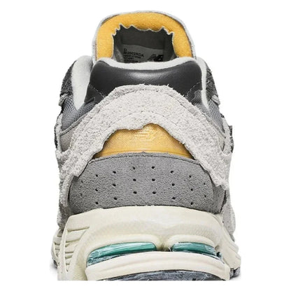 Tênis New Balance 2002R Protection Pack Rain Cloud Cinza - traseira