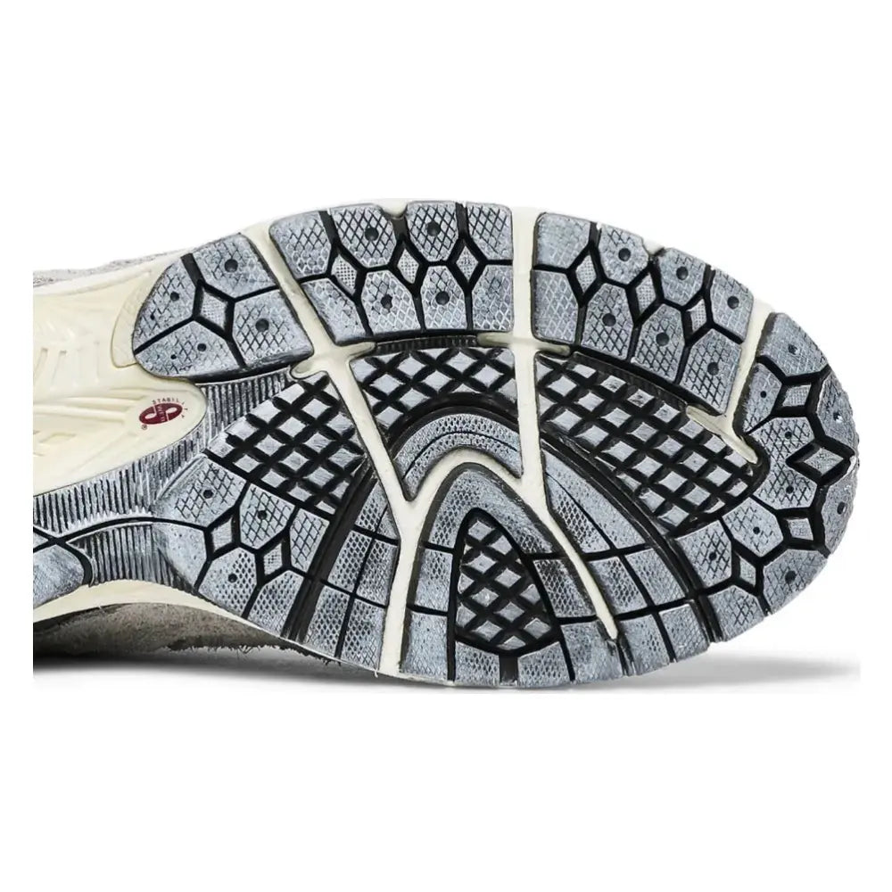 Tênis New Balance 2002R Protection Pack Rain Cloud Cinza - detalhe do solado