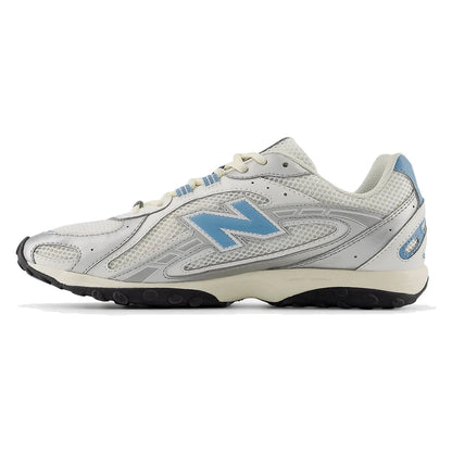 Tênis New Balance 204L Silver Metallic Sky Prateado - diagonal frontal