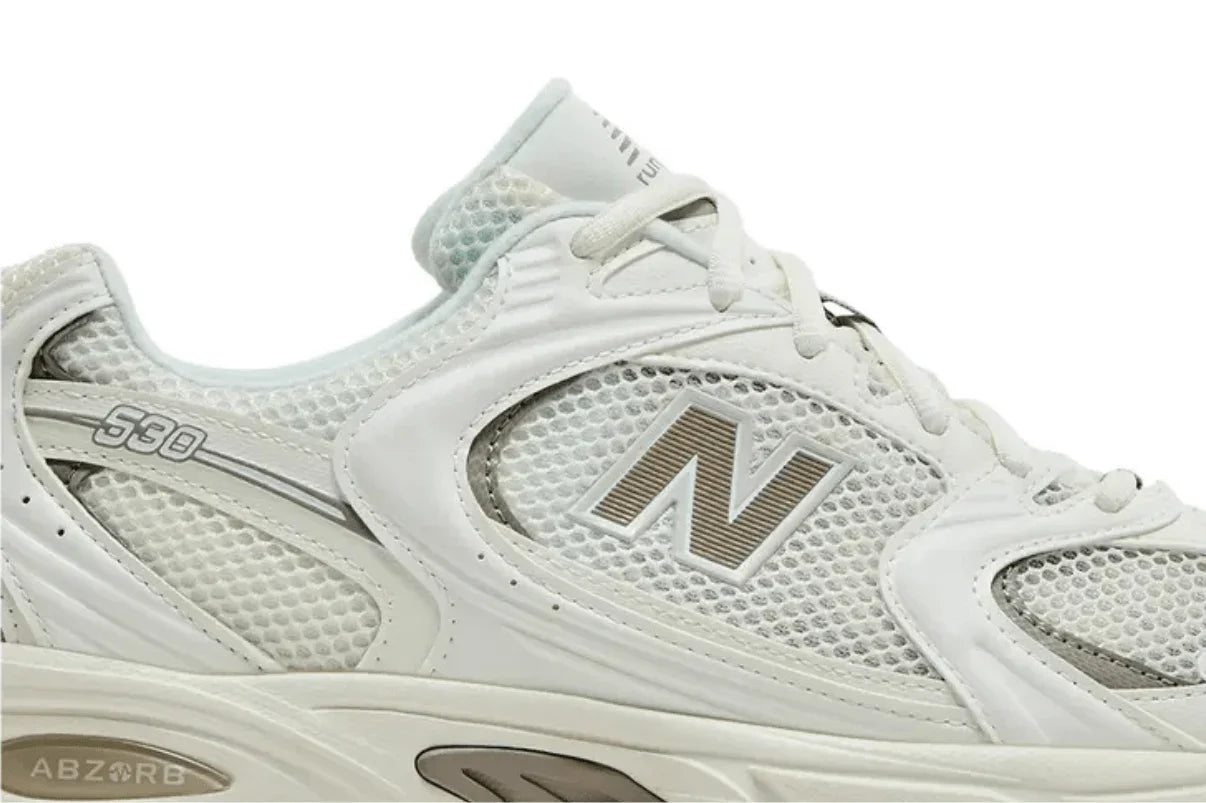 Tênis casual cinza com detalhes em branco, mesh respirável e sola grossa, design moderno.