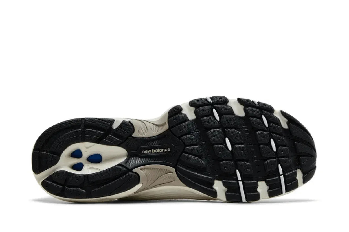 Sola de tênis New Balance 530 em preto e bege com detalhes antiderrapantes e logo visível.