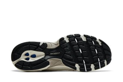 Sola de tênis New Balance 530 em preto e bege com detalhes antiderrapantes e logo visível.