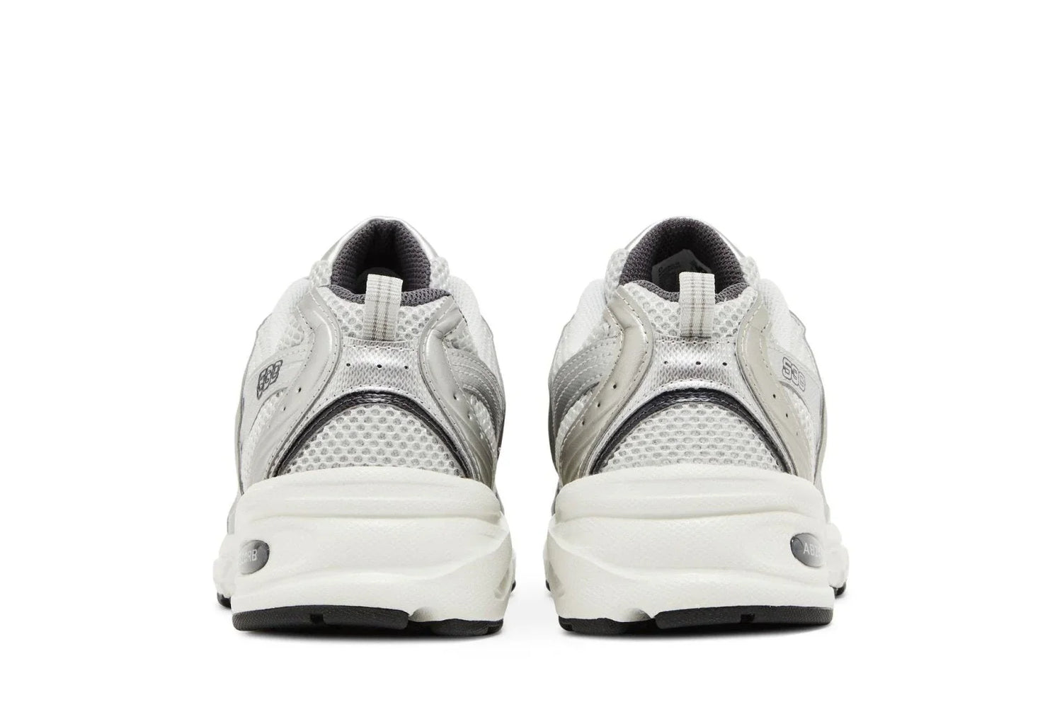 Tênis esportivo cinza, detalhes prateados, solado branco, visto por trás, design moderno