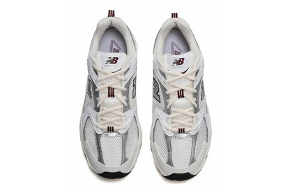 Tênis esportivo branco e cinza com detalhes em mesh e listras vinho, visto de cima, estilo running.