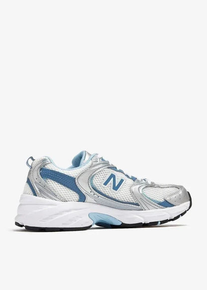 Tênis esportivo masculino prata e azul com detalhe em mesh, vista lateral sobre fundo branco