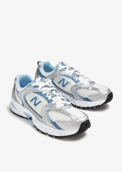 Tênis esportivo prata e azul com detalhes em malha e solado branco, modelo casual unissex.
