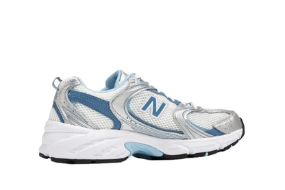 Tênis branco com detalhes prata e azul, solado espesso, estilo esportivo moderno