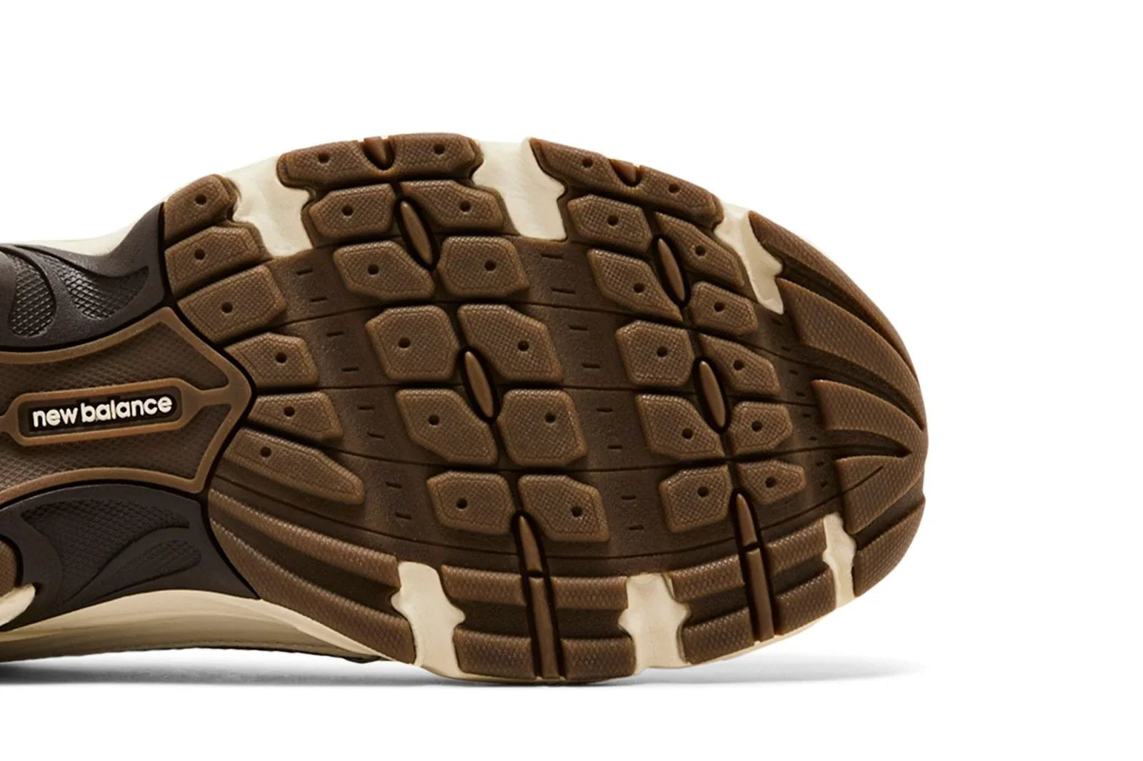 Solado do tênis bege New Balance 530 com detalhes em marrom e textura antiderrapante.