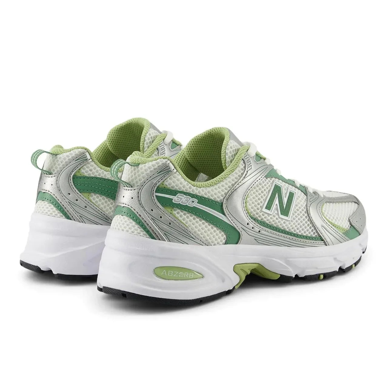 Tênis branco e verde com detalhes prateados, solado esportivo, design moderno e confortável.