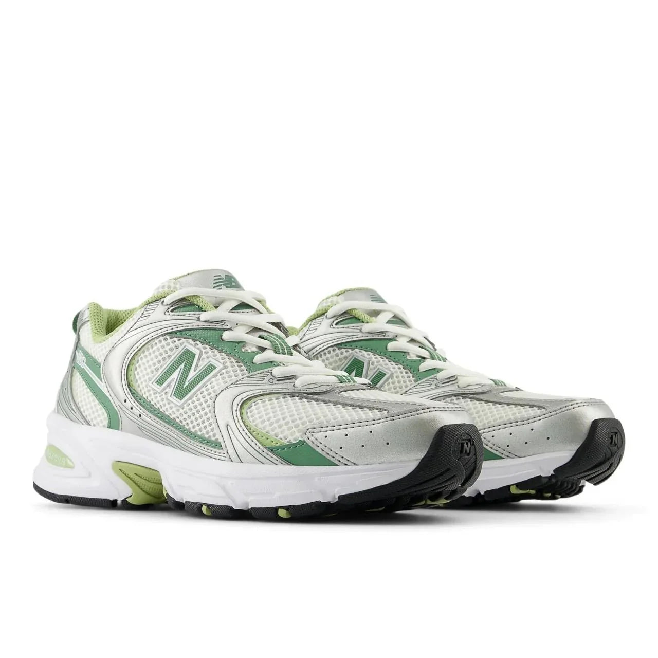 Tênis esportivo branco com detalhes verdes, solado robusto e design moderno para corrida.