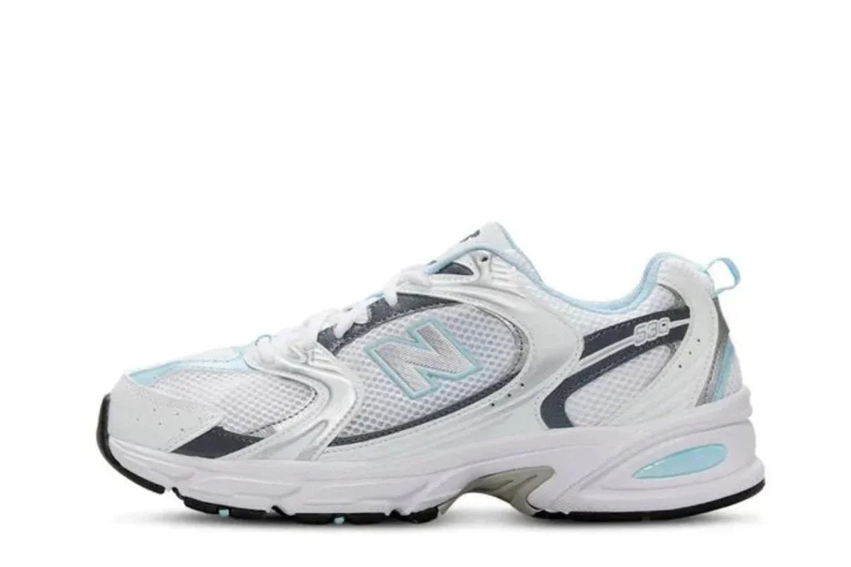 Tênis branco com detalhes em azul claro e cinza, estilo casual, modelo 530, sola robusta.