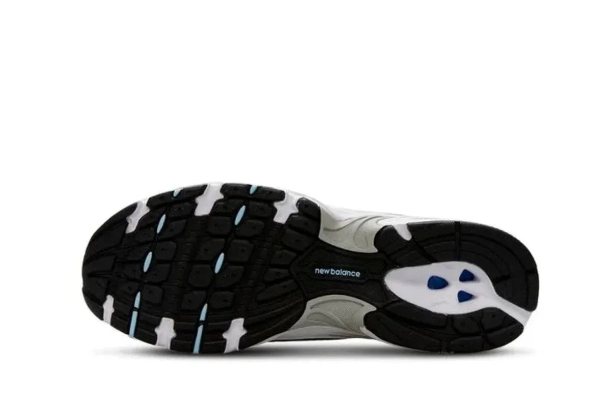 Sola do tênis branco com detalhes pretos e azuis, modelo New Balance 530, vista inferior