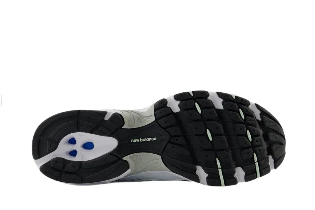 Sola do tênis New Balance 530 branco com detalhes em preto, verde e azul, vista inferior.