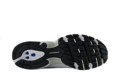 Sola do tênis New Balance 530 branco com detalhes em preto, verde e azul, vista inferior.