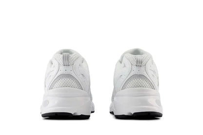 Tênis branco esportivo visto de trás, com detalhes em mesh e solado robusto.