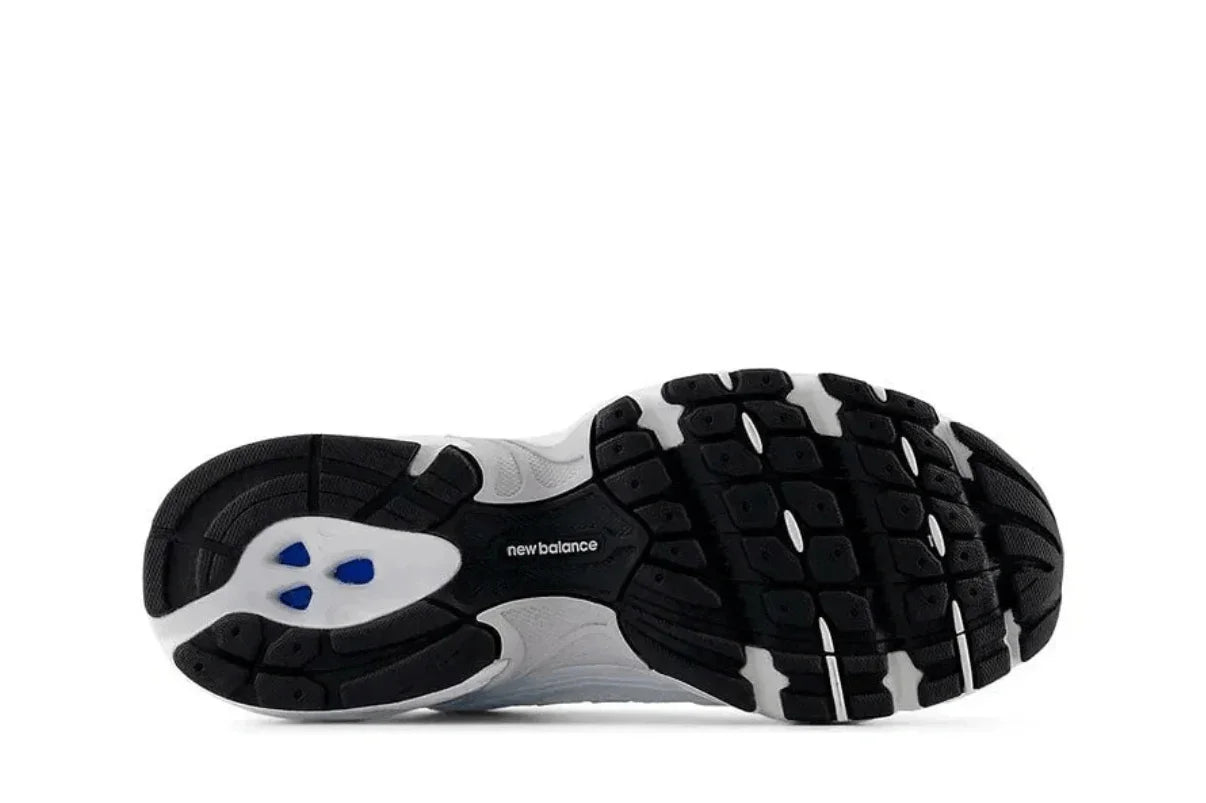 Solado de tênis esportivo com detalhe em preto, branco e azul, padrão antiderrapante.