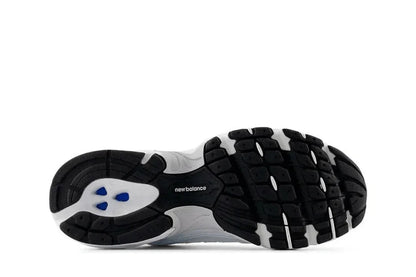Solado de tênis esportivo com detalhe em preto, branco e azul, padrão antiderrapante.