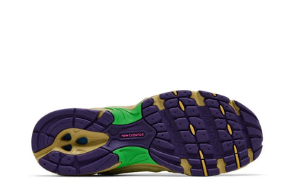 Sola de tênis esportivo com detalhes nas cores roxo, verde e amarelo, vista inferior.