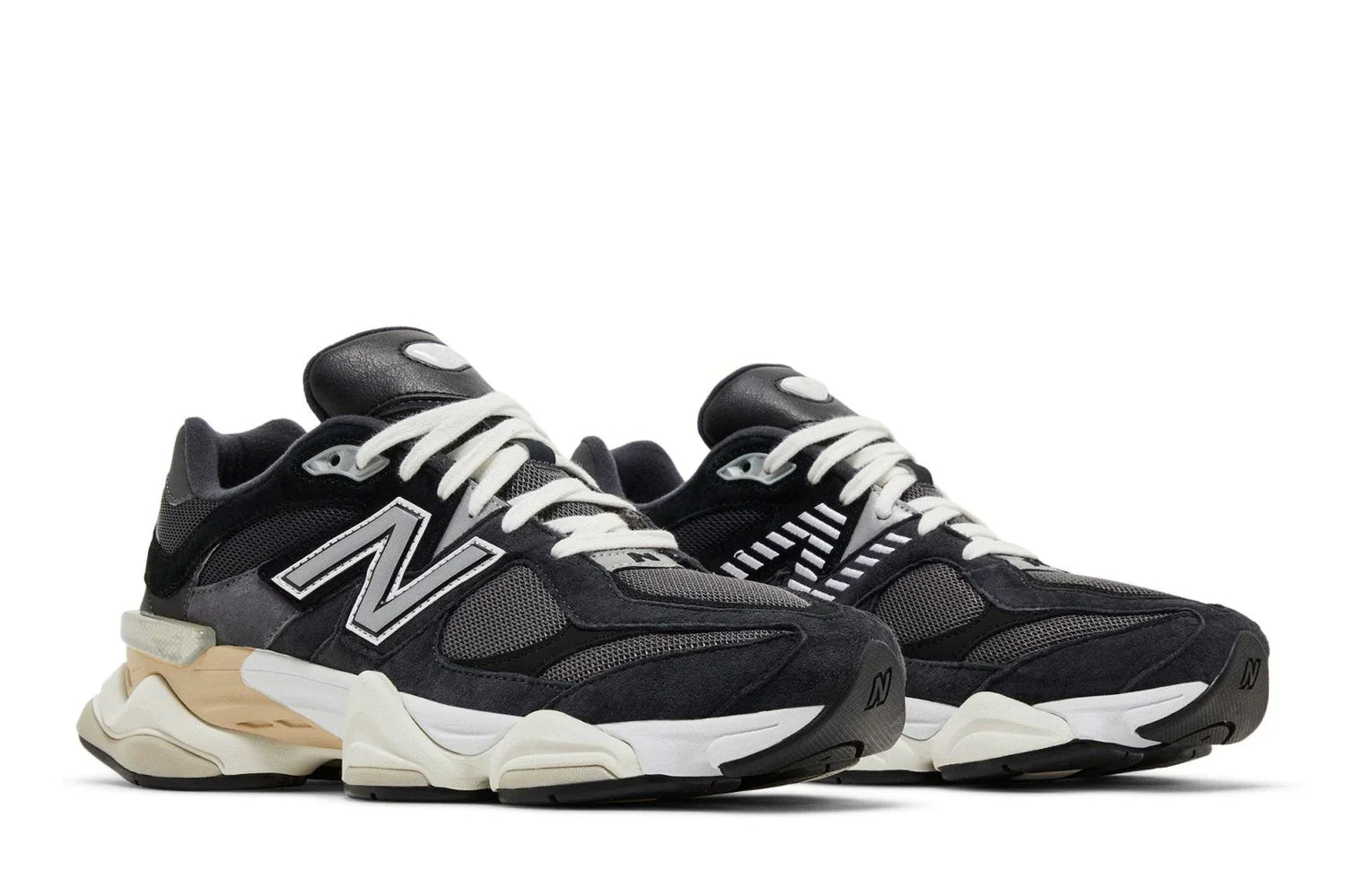 Tênis preto New Balance 9060 com detalhes em cinza, solado robusto e cadarço branco, foto em fundo branco.