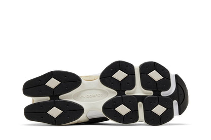 Sola de tênis esportivo preto e branco, com detalhes geométricos.