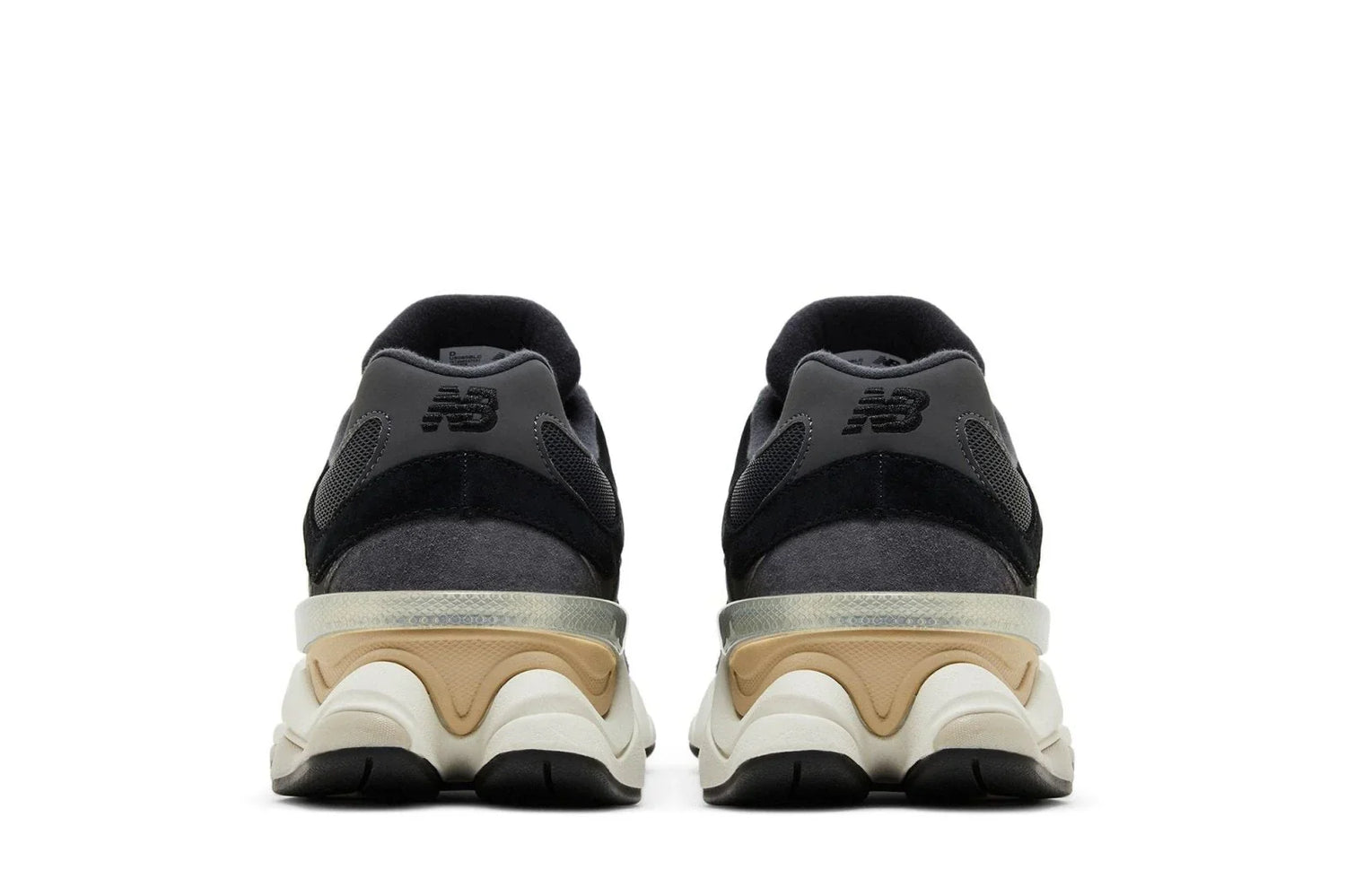 Tênis esportivo preto com detalhes bege e sola grossa, vistos de trás em fundo branco