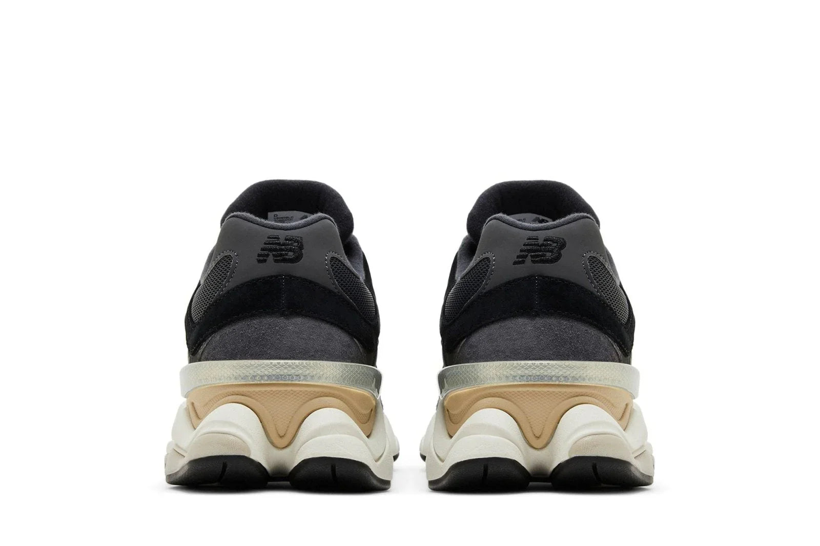 Tênis esportivo preto com detalhes bege e sola grossa, vistos de trás em fundo branco