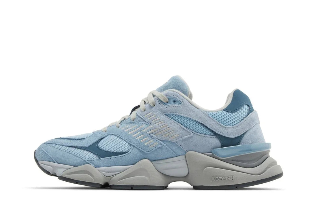 Tênis masculino azul claro de camurça e mesh, sola robusta, estilo sneaker casual moderno.