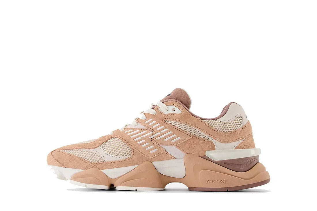 Tênis casual bege e marrom com solado robusto e detalhes em mesh, estilo moderno.