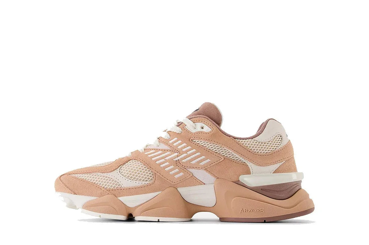 Tênis casual bege e marrom com solado robusto e detalhes em mesh, estilo moderno.