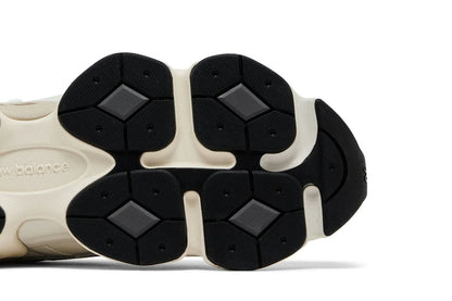 Sola do tênis esportivo cinza com detalhes pretos e design moderno geométrico.